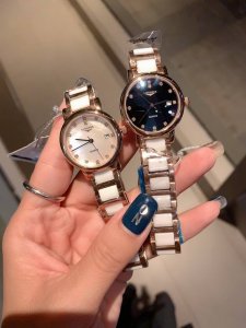 白 金 钻30 珍珠贝壳面 浪琴-Longines. 最新气质女表 搭载原装进口石英机芯，珍珠贝表盘，水晶镶钻精致雅典，闪亮而不单调，316精钢表壳 ，尺寸30