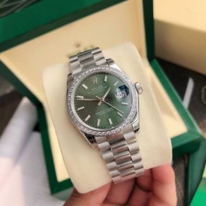 劳力士Rolex女款蚝式日志型腕表！表壳直31毫米。采用904L不锈钢来锻造，具备高抗腐蚀性。搭配劳力士定制版2236蓝游丝全自动机械机芯性能极为稳定，抗震力强