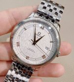 欧米加蝶飞拥有 同轴擒纵自动机械机芯 天文台认证，48小时动储，39.5Mm的表盘 适用于大部分男性腕周 金圈金针金刻，搭配拉丝白盘，简洁大气 整体给人一种很舒