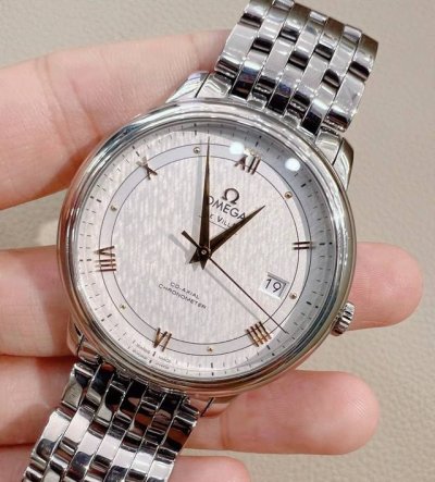 欧米加蝶飞拥有 同轴擒纵自动机械机芯 天文台认证，48小时动储，39.5Mm的表盘 适用于大部分男性腕周 金圈金针金刻，搭配拉丝白盘，简洁大气 整体给人一种很舒