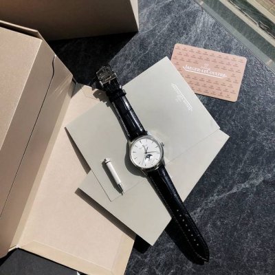 最具有性价比的男表积家大师到货！ 新款 带你观察月相盘的变化。 表壳直径39Mm，厚度9.9Mm 与原装同步。六点钟的子盘拥有阳历阴历 月相 双期显示，月相一月