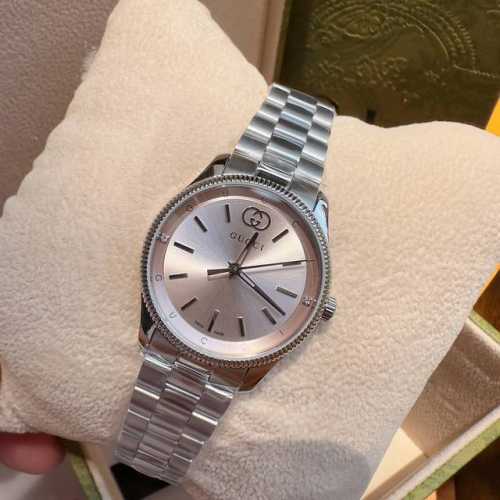 个探索2025早春古驰G-Timeless 石英系列。表径29Mm，表盘缀饰低调内敛的互扣式双G和Gucci字母标识，诠释时尚型格。不绣钢间电Pvd表带表壳，进