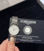 这个浪琴嘉岚是它家最薄的系列， 据说只有一个硬币的厚度。 戴上手真的很轻便， 而且手表的设计是比较经典耐看型。 手细的女生戴上很精致耶！