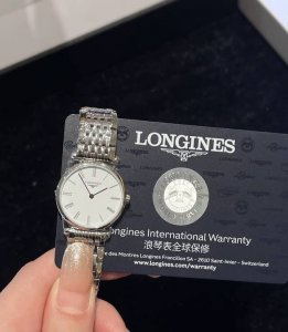 这个浪琴嘉岚是它家最薄的系列， 据说只有一个硬币的厚度。 戴上手真的很轻便， 而且手表的设计是比较经典耐看型。 手细的女生戴上很精致耶！