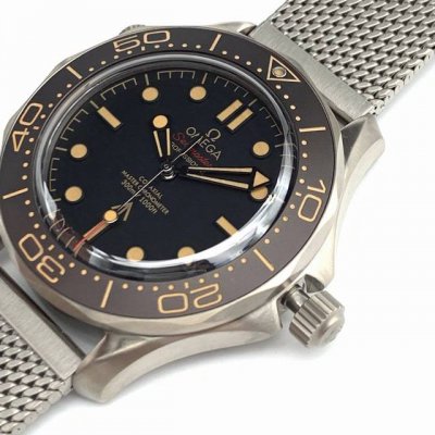 海马系列007-Seamaster Diver 300M 推出新款海马300米无历型号！海马300系列 圈口对标为铝圈，圈口刻度带冰蓝夜光效果。精磨网带，头粒与