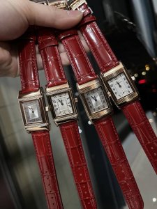 新年红积家 Jaeger-Lecoultre经典翻转系列高级女士腕表[飞吻][飞吻]精钢表壳，独特设计 度旋转翻盖，内置瑞士石英机芯，走时精准稳定！真皮表带，尺