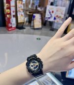 酷Girl必备！卡西欧 Ga-110Gb-1 超燃搭配 今天给大家分享超棒的组合。 配饰：卡西欧经典黑金手表 Ga-110Gb-1 那颜值，酷到没朋友。表盘黑金