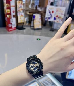 酷Girl必备！卡西欧 Ga-110Gb-1 超燃搭配 今天给大家分享超棒的组合。 配饰：卡西欧经典黑金手表 Ga-110Gb-1 那颜值，酷到没朋友。表盘黑金