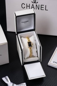 Jennie同款香奈儿 premièRe Galon腕表 如果说有谁能够演绎香奈儿的时尚灵魂 那一定是Blackpink的Jennie 台上霸气全开，台下随性自