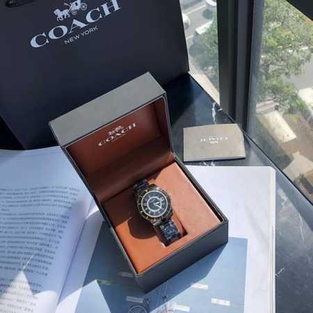 Coach蔻驰preston系列 莹润舒适的陶瓷表带，表盘内镶嵌施华洛世奇水晶钻石搭配数字时标时标。这个第一眼看上去像不像香奈儿陶瓷的j12？妥妥的小香风格，现 - 点击图像关闭