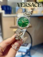 百钢 .金枚钢440 Versace 范思哲Vedw美杜莎锁图标石英女士手表。表面直径28Mm，太阳纹表盘V字个性双指针，大胆另类的时尚设计，感受Versace