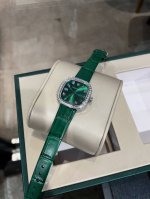 玫550怎么能少得了新装备呢 ~~ 现在下单即送一副表带和长条礼盒 数量有限 先下单先得 ~~ 它不仅是一款计时工具 更是时尚与品味的象征 用了12种篆刻工艺