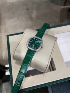 玫550怎么能少得了新装备呢 ~~ 现在下单即送一副表带和长条礼盒 数量有限 先下单先得 ~~ 它不仅是一款计时工具 更是时尚与品味的象征 用了12种篆刻工艺