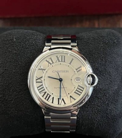 卡地亚蓝气球 Cartier Ballonbleu 原版开模 顶级 同步 类型：顶奢级男士自动机械腕表 镜面：镀膜镜面 指针：时，分，秒 表面：扭索纹银白字面