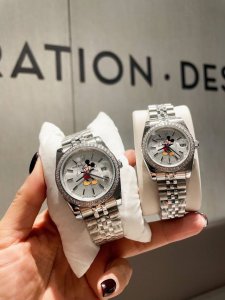 31Mm 跑量款 劳力士米老鼠石英腕表,各种品牌联名加身。真的爱死Grip这个系列的手表啦!每一块都想拥有!干净利落的表盘趴着一只米老鼠,迪士尼粉们一定一定要入 31Mm 跑量款 劳力士米老鼠石英腕表,各种品牌联名加身。真的爱死Grip这个系列的手表啦!每一块都想拥有!干净利落的表盘趴着一只米老鼠,迪士尼粉们一定一定要入