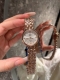 白 .金+20.钻+30。 欧米茄 Omega 精品女神水滴系列腕表。精致唯美的设计，让您的美丽无处不在，也将华丽与经典融合，创造出惊艳巨作，表盘清新淡雅，色彩