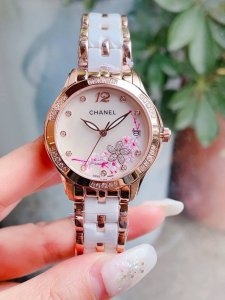 白 金 香奈儿 Chanel 精致品质 最新首发 细致腕美 谐美不朽 无暇挑剔 细微悦尔 品牌 :香奈儿 实物更美 值得推荐 类型 ：精致女款腕表 表带 ：陶瓷