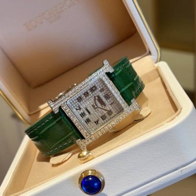 当几何棱角邂逅璀璨钻石 时间，便成了最优雅的艺术品 爱马仕方钻手表 以建筑般的利落线条，重塑腕间美学 方形表壳勾勒现代风范 满镶钻石演绎光影魔法 每一颗精心甄选