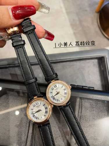 白 金 钻30#荔枝纹皮 天梭嘉丽小美人系列，整体非常简洁，26Mm的表盘很精致小巧，厚度刚刚好！不愧是小美人～戴起来也是非常好看的～值得入手手表之一