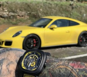 七个星期五腕表 红与黄 Sevenfriday Racing Team Yellow & Red, 于2015年起品牌推出的手表都已安装了Nfc芯片，此芯片功能