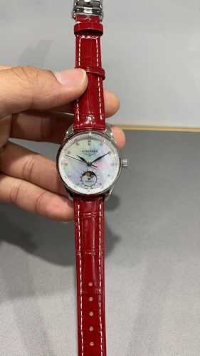 市场最高版本 浪琴名匠女款系列L2.409..4.87.4简约优雅尽显从容气度！ 1 功能与原版同步 把头拨到第二档位可以独立快调月相，独立快调日历功能！ 2