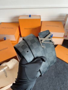 特 Lv 最新25年原版皮料，编码皮料专款专配。时代皮具制品代工厂独家私刻Logo，字体线条笔划粗细一致，尖角分明！字体过检已验证！！