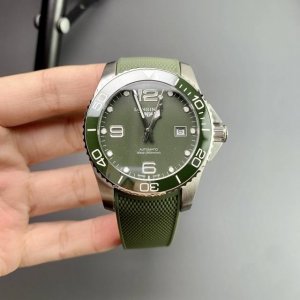 康卡斯独家品质更新升级！夜明珠升级优化，同步原版。潜水表销量之王，主力走量系列，尺寸41Mm，舒适贴合且不失儒雅。 认准独家品质细节蝴蝶扣拉丝处理与原装同步 专