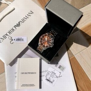 原厂阿玛尼Armani 石英男表，专柜新款！Ar11340，可单向旋转的最潮拼色圈口，搭配柳叶形指针设计，刻度与指针自带超强夜光，整体简约大气，波浪纹底盖上镌刻