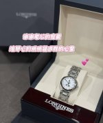 下班回到家 推开房门 意外地发现了1份悄悄准备的惊喜 原来今天老公休假 特意到商场为我挑选了1份礼物 是我心心念念已久的浪琴心月钻款 当我轻轻打开盒子的那1刻