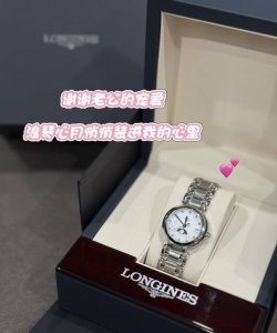 下班回到家 推开房门 意外地发现了1份悄悄准备的惊喜 原来今天老公休假 特意到商场为我挑选了1份礼物 是我心心念念已久的浪琴心月钻款 当我轻轻打开盒子的那1刻