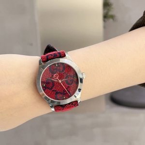 古驰gucci 特别系列g-Timeless系列腕表 完美手工刺绣独特的刺绣表盘大胆新颖 优雅与质感并存 红色配色的标识图案灵感源自30年代的典藏设计 经典g字