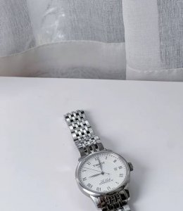 天梭力洛克这是老公众多手表里他戴得最勤快的 DDD 不管是出门还是上班或者参加活动 DDD 被他情有独钟 DDD 颜值也还可以 DDD 能匹配不同的穿搭 DDD