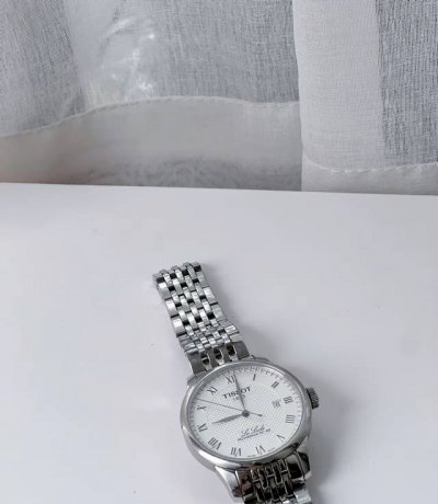 天梭力洛克这是老公众多手表里他戴得最勤快的 DDD 不管是出门还是上班或者参加活动 DDD 被他情有独钟 DDD 颜值也还可以 DDD 能匹配不同的穿搭 DDD