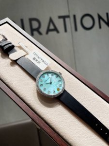 玫480 今日给大家分享一款来自美国奢华品牌Tiffany蒂芙尼最新 独家配盒出货 ~~ 现在下单即送尼龙牛皮表带一套，数量有限，先下单先得！ ~~ 这一款腕表