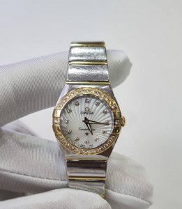 欧米茄星座系列123.25.24.60.55 6 石英腕表 表径24Mm 18K红金间金表带 18K红金表冠 珍珠贝母镶钻表盘 钻刻时标 2013年6月全套 现