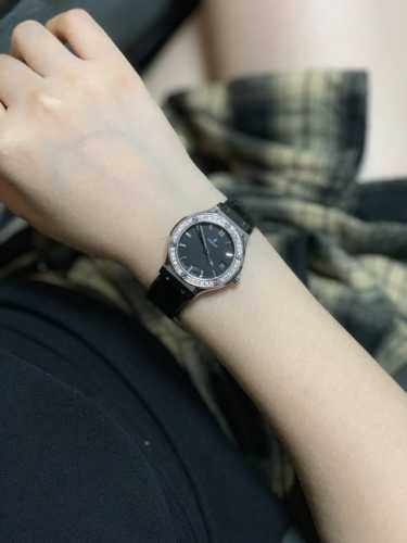 宇舶Hublot 恒宝 经典融合系列 ！最新推出宇舶女款33Mm，石英高端腕表，真正原单级别，所有配件均可与原版互换使用，镶工严谨细致，每个成品都是人工一粒一粒