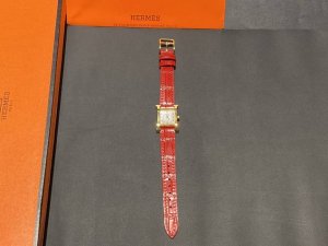 金 钻50 最新上市heure H腕表 H皮带logo标志表壳尺寸 中号 小号 不锈钢表壳 羽毛 镶钻 中号26X26毫米 小号21X21毫米 镶嵌112颗钻石