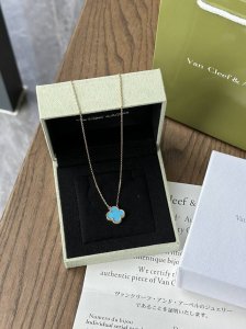 梵克雅宝新款来袭 V金材质 玫瑰金！ 梵克雅宝的璀璨之作 四叶草绿松石项链。这款项链采用独特的绿松石为主题，巧妙地融入了梵克雅宝标志性的四叶草图案，彰显了顶级珠