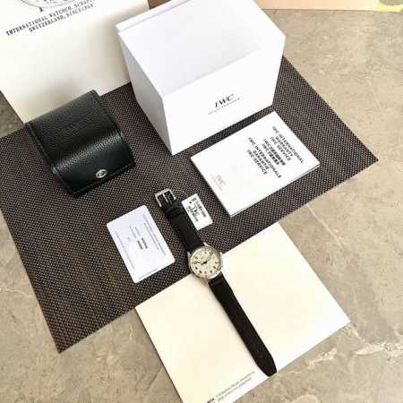 硬货首发，市场独家！Iw327012表壳表带均是钛金属316L精钢打造，超轻耐磨不沾指纹，非凡工艺，让小厂知难而退！万国飞行员马克十八传承腕表，采用原装瑞士王牌 - 点击图像关闭