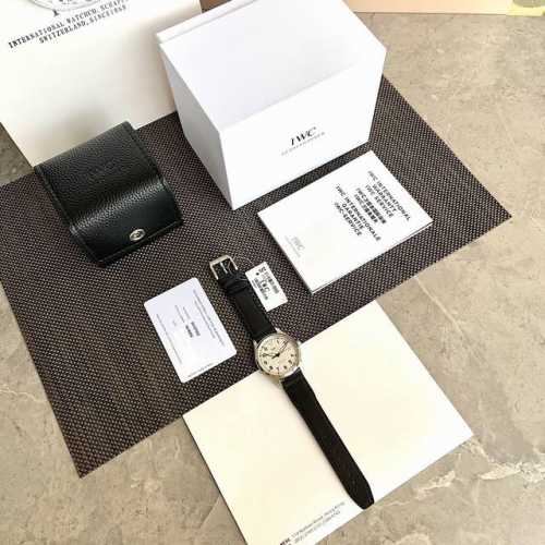 硬货首发，市场独家！Iw327012表壳表带均是钛金属316L精钢打造，超轻耐磨不沾指纹，非凡工艺，让小厂知难而退！万国飞行员马克十八传承腕表，采用原装瑞士王牌