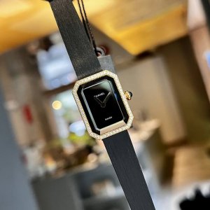 白 枚 钻30 V2版 原版最新牛皮娟诗表带 Chanel 香奈儿 最新款 小号 Premi re 腕表的八角形轮廓与巴黎芳登广场的形状如出一辙 这一隽永恒久