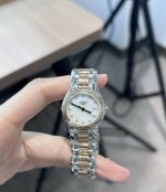 浪琴心月系列 玫瑰金间金太温柔啦 浪琴心月系列｜26.5Mm间玫瑰金石英表人间富贵花腕表 一眼心动的颜值 26.5Mm小巧表盘+间玫瑰金设计，精致 姐妹不挑腕围