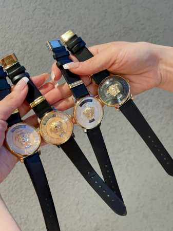 皮 新款 范思哲 V-Tribute系列，表径36Mm，希腊回纹表圈，12时浮雕美杜莎头像，简约盘面搭配矩形时标，经珐琅处理的希腊回纹，为个性张扬的外表，增添了 - 点击图像关闭