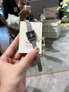 Coach 蔻驰cass系列茶玫瑰表盘小牛皮石英手表女表小方糖小方表 立体感茶玫瑰搭配个性方形表盘 优雅时尚 设计感小巧精致 表壳材质 镀金钢 机芯材质 石英机