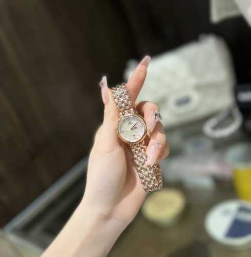 白 .金+20.钻+30欧米茄 Omega 精品女神水滴系列腕表。精致唯美的设计，让您的美丽无处不在，也将华丽与经典融合，创造出惊艳巨作，表盘清新淡雅，色彩的格