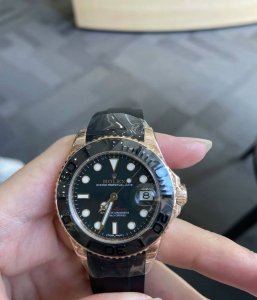 游艇名仕型！直径40Mm游艇腕表！升级细节： 1装载机芯机械！双向旋转60分钟刻度！ 2外圈配哑黑色Ceracom陶质圈口，凸显抛光立体数字！ 3新款时针增大，