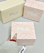 Fila斐乐 Woo！要我说还得是斐乐哇 轻奢温柔风的小圆表 表盘简洁大方白色真皮表带Hin有质感 上手显白还显气质 一整个小说白月光既视感 这哪个女孩子能拒绝