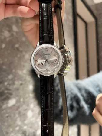 白 玫的 陶瓷带+20新款首发 香奈儿chanel 优雅气质女士腕表 表壳独具匠心的创意 轻盈舒适 表链由符合人体工程学设计弧形陶瓷间钢链组成 完美贴合女性的纤 - 点击图像关闭