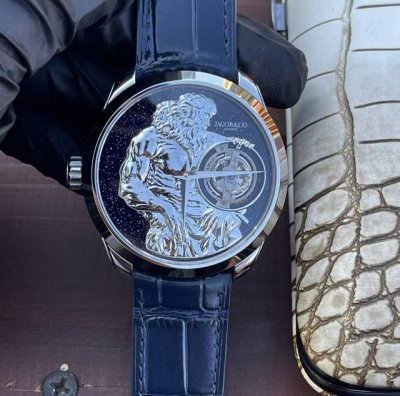 神骸铸时 Jacob & Co腕表 赫拉克勒斯金像浮雕系列 献给妄图驯服时间的收藏级玩家 表盘中央沉睡的赫拉克勒斯金像 不是装饰，是镇压走时精魄的锚点 陀飞轮在