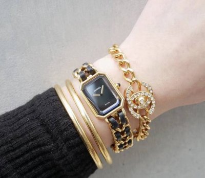 迷人的旧时光 DDD 小香中古风方糖手表 DDD 质感高级还带着从容感 DDD 可盐可甜的法式情怀是这款手表的关键词。 DDD